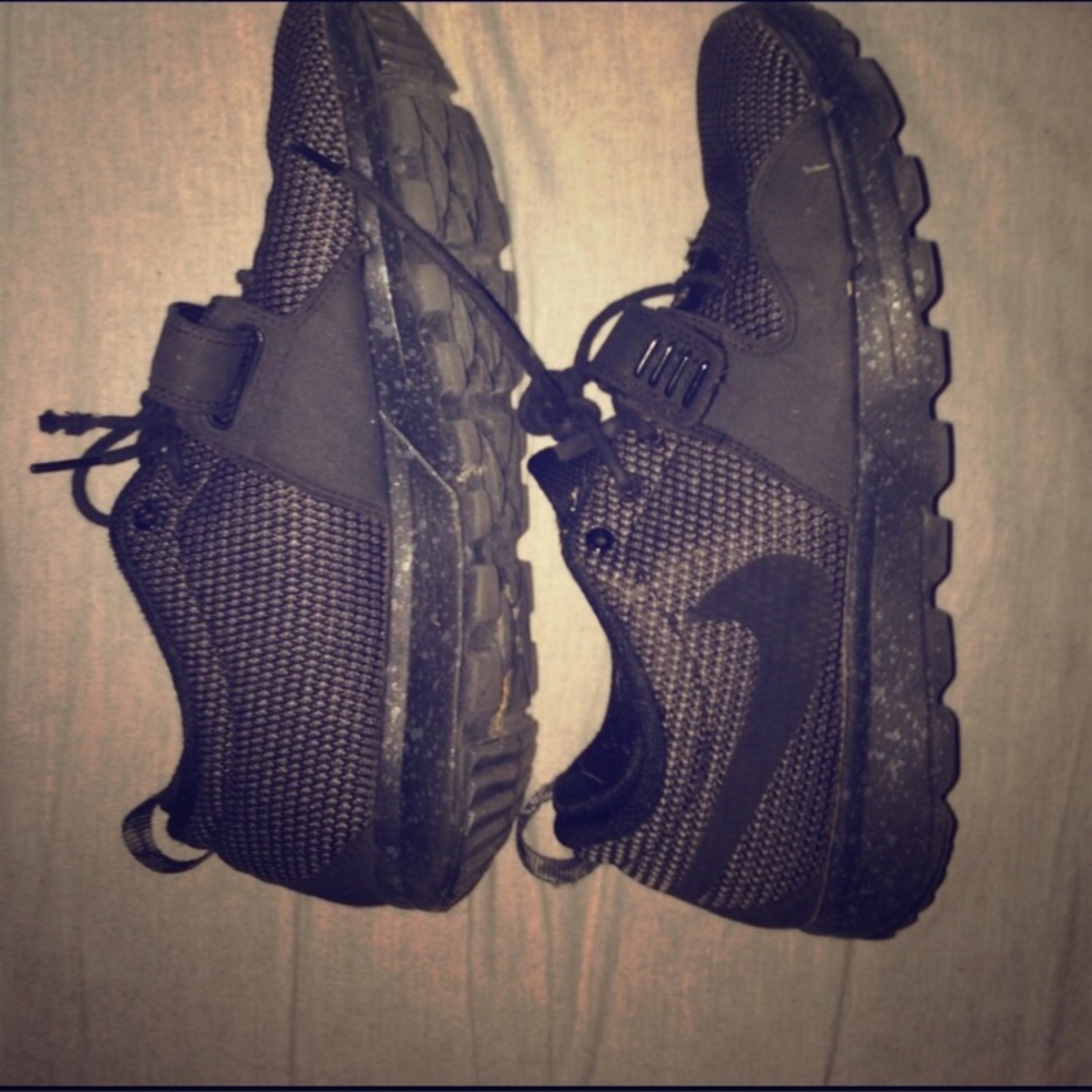 Men’s black nike shoes